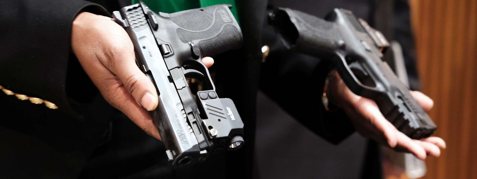 Ein Polizist zeigt in New Yorker Schulen konfiszierte Schusswaffen. 