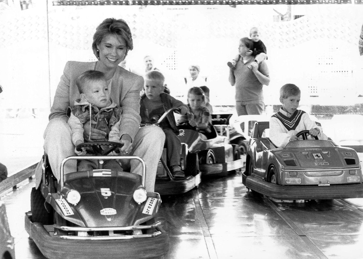 Maria Teresa mit ihrem Sohn Sébastien auf der Schobermesse. Prinz Louis versucht, die beiden zu überholen.
