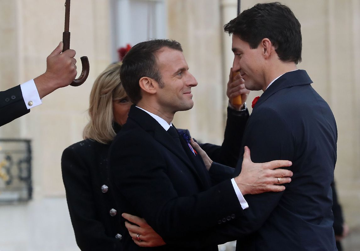 French President Emmanuel Macron (2ndL) and his wife Brigitte Macron welcome Canadian Prime Minister Justin Trudeau arriving at the Elysee Palace in Paris on November 11, 2018 ahead of the start of commemorations marking the 100th anniversary of the 11 November 1918 armistice, ending World War I. (Photo by Jacques Demarthon / AFP)