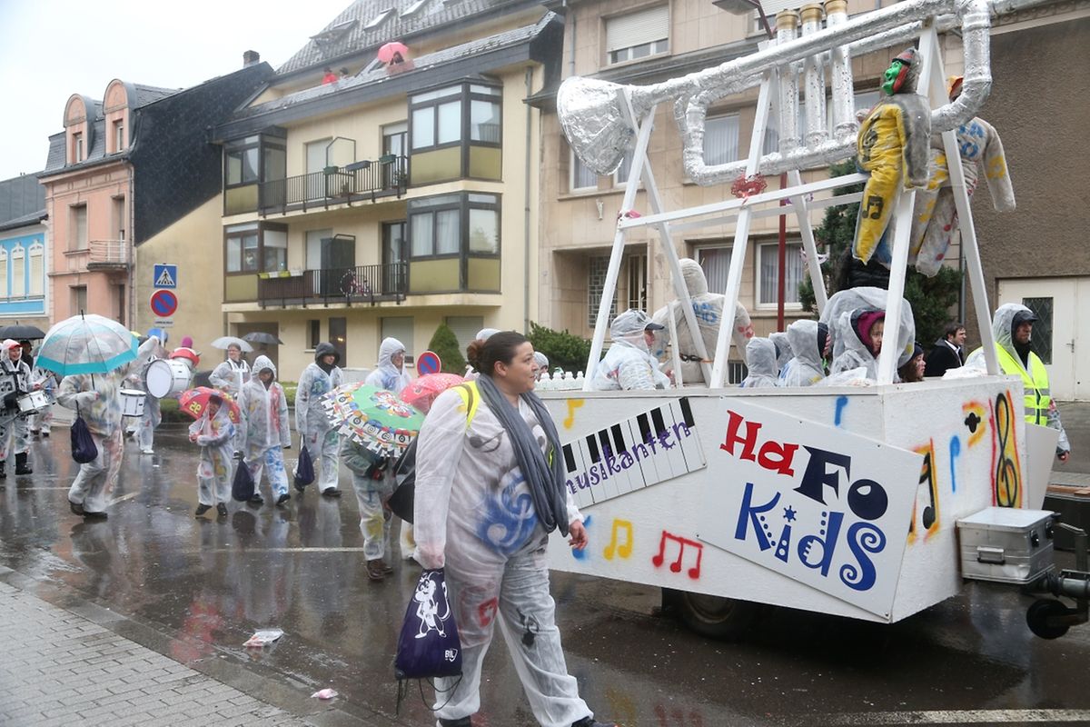 Am Sonntag sind die Karnevalisten durch die Straßen von Schifflingen gezogen. 