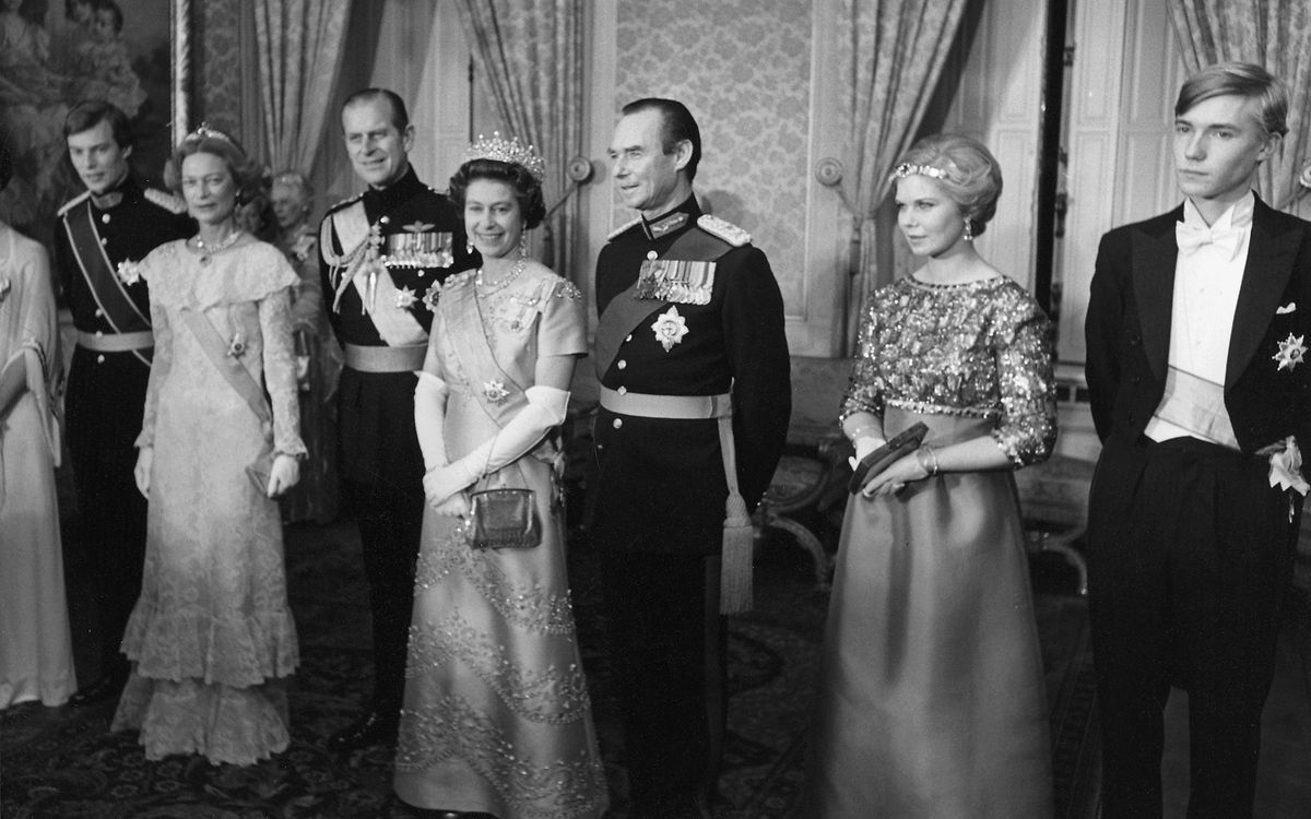 Staatsbesuch in Luxemburg im November 1976 (v.l.n.r.): Großherzog Henri (ab dem 7. Oktober 2000), Großherzogin Joséphine-Charlotte (12.11.1964 bis 7.10.2000), Prinz Philip von Großbritannien, Königin Elizabeth II. von Großbritannien und Nordirland, Großherzog Jean (12.11.1964 bis 7.10.2000), Prinzessin Marie-Astrid, Prinz Jean.