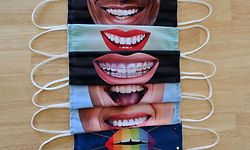 Pour les malentendants, les expressions du visage et la lecture sur les lèvres viennent compléter l'écoute.