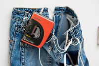 ARCHIV - 02.03.2017, Niedersachsen, Lüneburg: Ein Walkman von Sony hängt in einer Ausstellung an einer Jeans. (zu dpa "Die Musik in den Zeiten der Kohl-Ära - Der Walkman wird 40") Foto: Philipp Schulze/dpa +++ dpa-Bildfunk +++