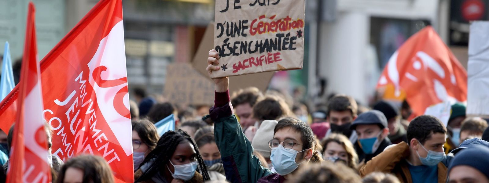 Als Angehöriger einer verzweifelten Generation sieht sich ein junger Teilnehmer einer Bildungs-Demonstration.