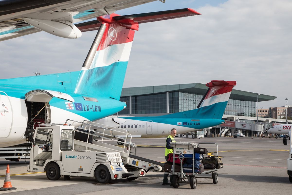 Trotz moderner Gepäckbänder ist das Ein- und Ausladen von Gepäck eine sehr beschwerliche Arbeit. Zumal man im Gepäckraum nicht aufrecht stehen kann. Das Gepäck muss also in gebückter Haltung auf das Band gehievt werden. 