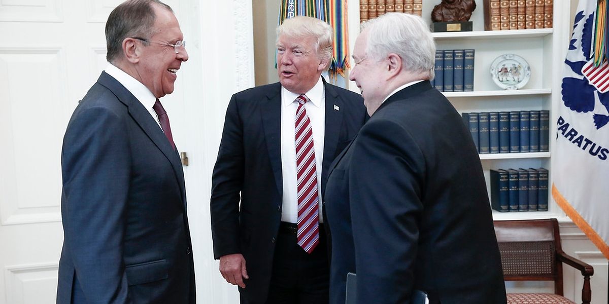 Dieses Treffen war brisant: Der russische Außenminister Lawrow (l.) mit Trump und dem russischen US-Botschafter Kisljak.