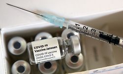 02.06.2021, Berlin: Eine Spritze mit Impfstoff des Herstellers Johnson & Johnson liegt in der Praxis einer Hausärztin für die Injektion bereit. Das Bundeskabinett hat beschlossen, daß ab kommenden Montag die Priorisierung von Impfstoffen für bestimmte Gruppen aufgehoben wird. Mit der Aufhebung der Priorisierung besteht für alle Personen ein Anspruch auf eine Schutzimpfung gegen das Coronavirus, unabhängig vom Alter, dem Gesundheitszustand und des Berufsstandes. Zugleich werden Betriebsärzte und Privatärzte in die Durchführung der Schutzimpfung einbezogen. Foto: Wolfgang Kumm/dpa +++ dpa-Bildfunk +++