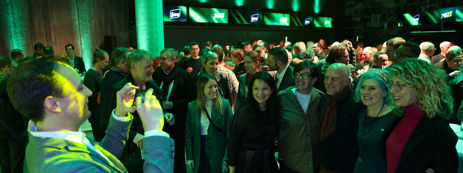 Déi Gréng ont porté un toast à la super année électorale 2023 dans une Rockhal baignée de lumière verte. 
