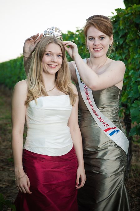  Die amtierende Rieslingkönigin Laura überreichte ihrer Nachfolgerin Jeanne-Marie die Krone.