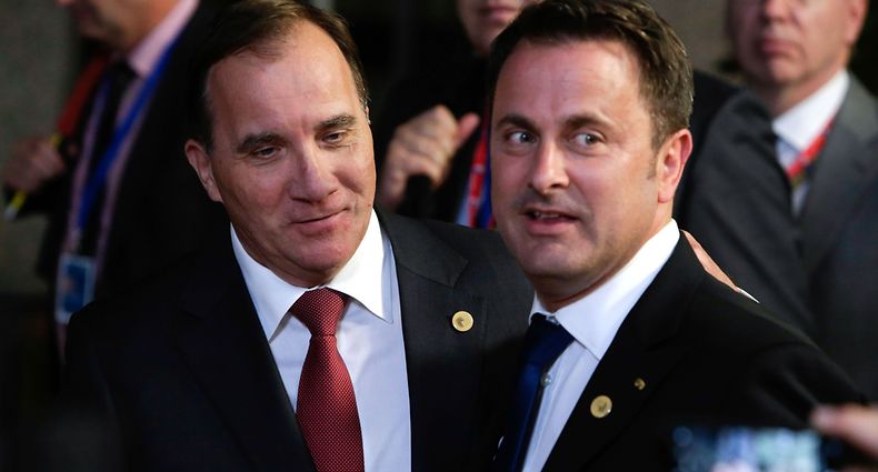 Sweden's Prime Minister Stefan Lofven (L) and Luxembourg's Prime Minister Xavier Bettel (R) talk as they leave the first day of European Union leaders summit in Brussels, on June 28, 2018. 
European Union leaders reached a crucial deal on steps to tackle migration during all-night talks on June 29 after resolving a bitter row with Italy's hardline new premier. / AFP PHOTO / Aris Oikonomou