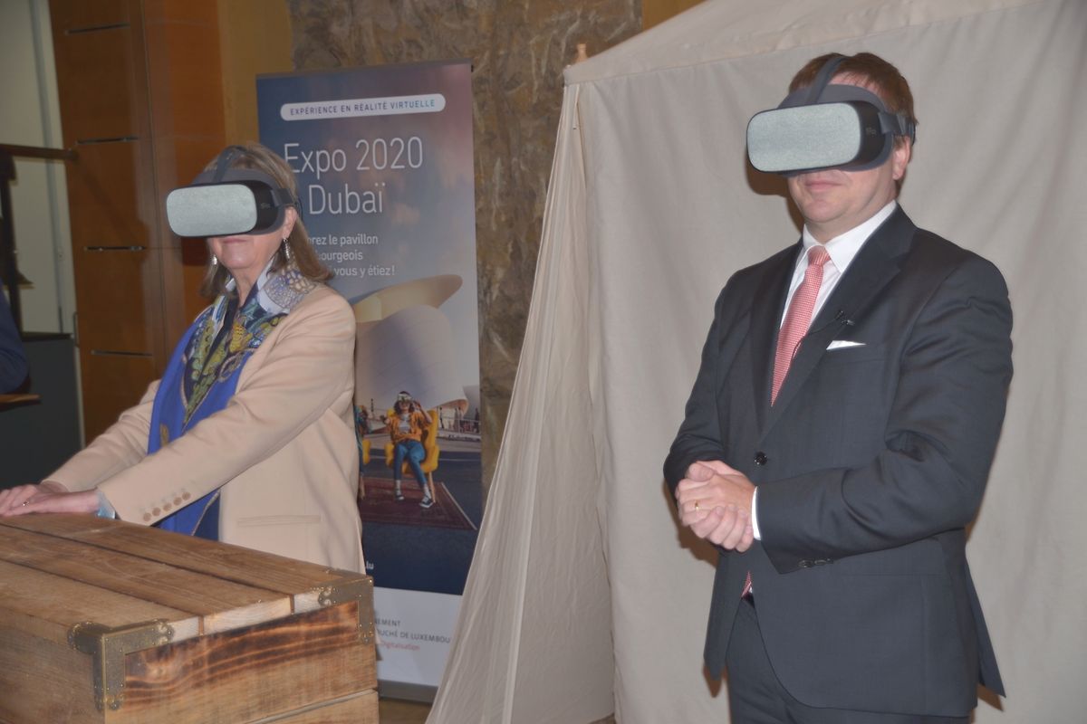 Minister Marc Hansen und Stadtbürgermeisterin Lydie Polfer haben den virtuellen Besuch bei der Weltausstellung selbst ausprobiert. 