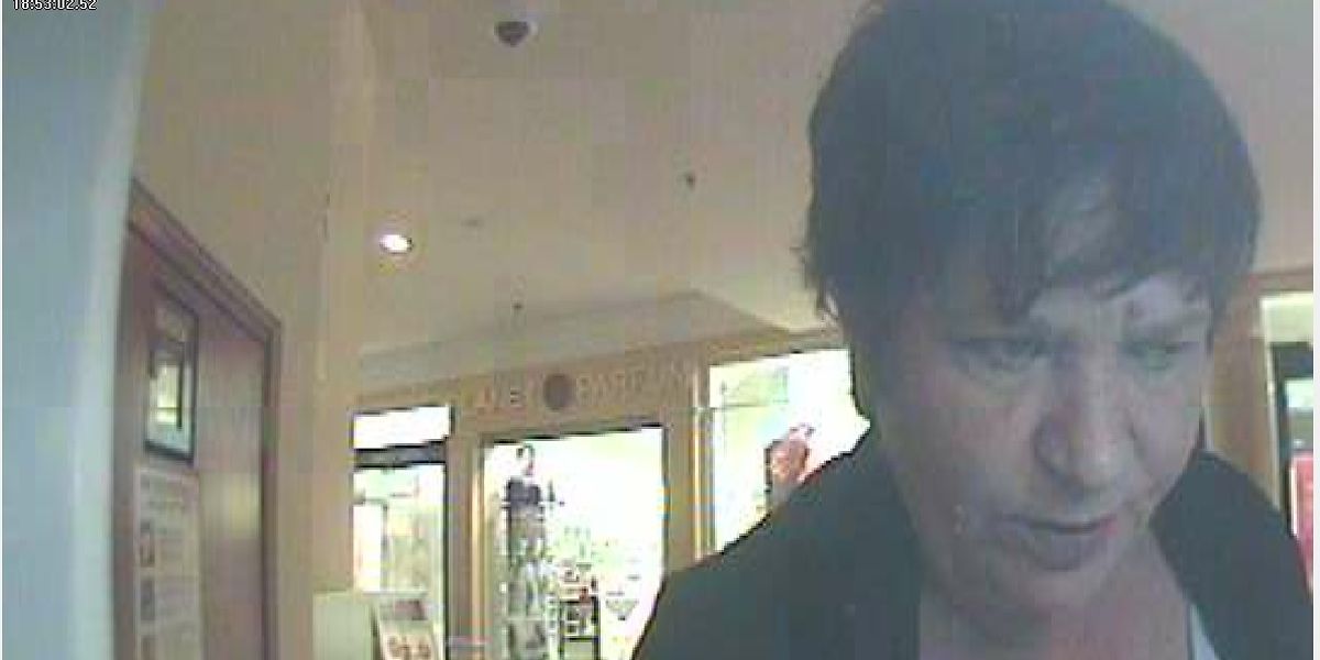 Diese Frau hat am 17. Mai versucht, Geld mit einer gestohlenen Kreditkarte abzuheben.