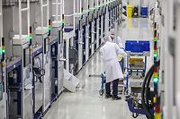 ARCHIV - 07.12.2022, Sachsen, Freiberg: Zwei Beschäftige arbeiten in der Kristallzüchtung der Freiberger Compound Materials GmbH. Die deutsche Wirtschaft wird nach Einschätzung vieler Ökonomen 2023 schrumpfen, die Teuerung dürfte zunächst hoch bleiben. Dennoch ist das Bild längst nicht mehr so düster wie vor Monaten - auch weil der Staat mit Preisbremsen und milliardenschweren Entlastungspakten gegensteuert. (zu dpa «Fällt die Rezession aus? Konjunkturaussichten nicht mehr ganz so trüb») Foto: Jan Woitas/dpa +++ dpa-Bildfunk +++