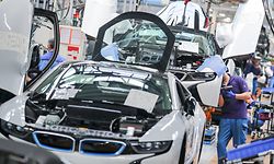 ARCHIV - 20.05.2019, Sachsen, Leipzig: Mitarbeiter im BMW-Werk Leipzig arbeiten in der Montage des i8.   (zu dpa "BMW-Verkäufe brechen um mehr als 20 Prozent ein") Foto: Jan Woitas/dpa-Zentralbild/dpa +++ dpa-Bildfunk +++