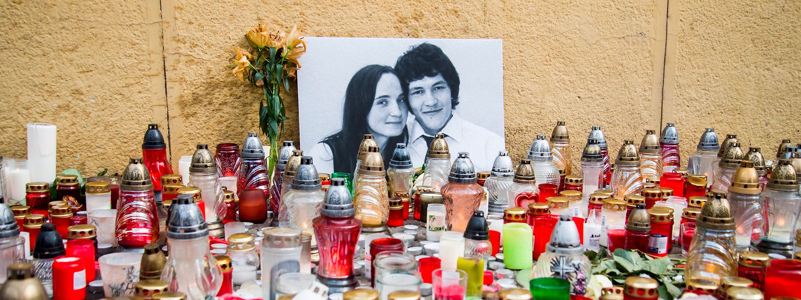 Kerzen sind neben einem Bild des Investigativ-Journalisten Kuciak und seiner Verlobten Martina aufgestellt. Das Paar wurde in seinem Haus in Velka Maca erschossen. Der mutmaßliche Auftraggeber des Journalistenmordes hat offenbar systematisch Richter bestochen, die über seine zahlreichen Betrugsfälle zu entscheiden hatten.