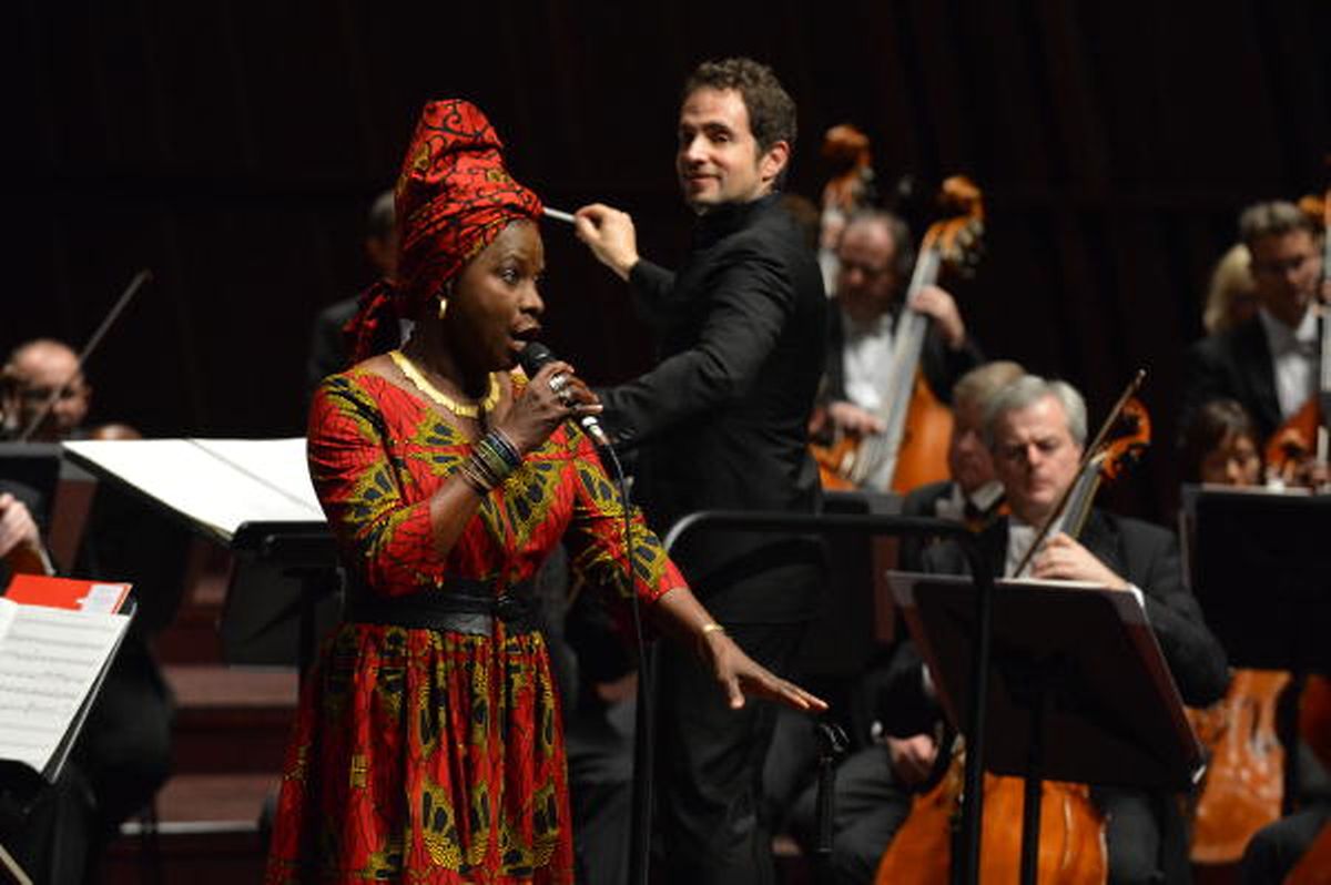 Angélique Kidjo trug mit dem OPL im Januar 2014 Werke von Philip Glass als Uraufführung vor. 