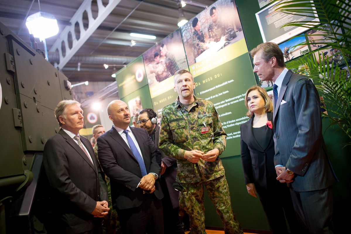 Auf dem Weg zu den Ausstellern: Das großherzogliche Paar auf Stippvisite auf der Frühjahrsmesse. 