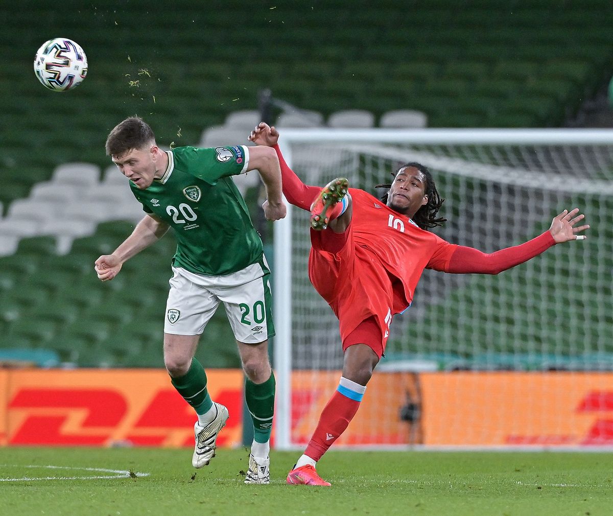 Gerson Rodrigues und die Luxemburger liefern sich mit Irland um Dara O'Shea (l.) ein spannendes Duell.