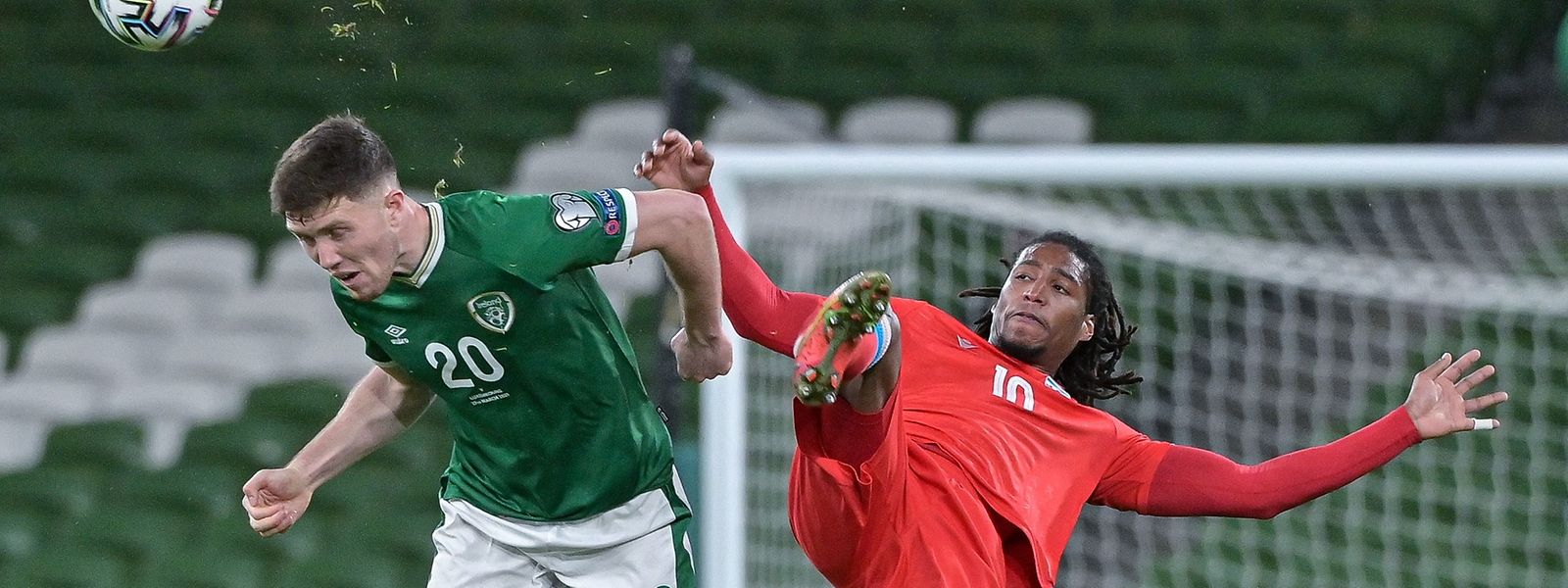 Gerson Rodrigues und die Luxemburger liefern sich mit Irland um Dara O'Shea (l.) ein spannendes Duell.
