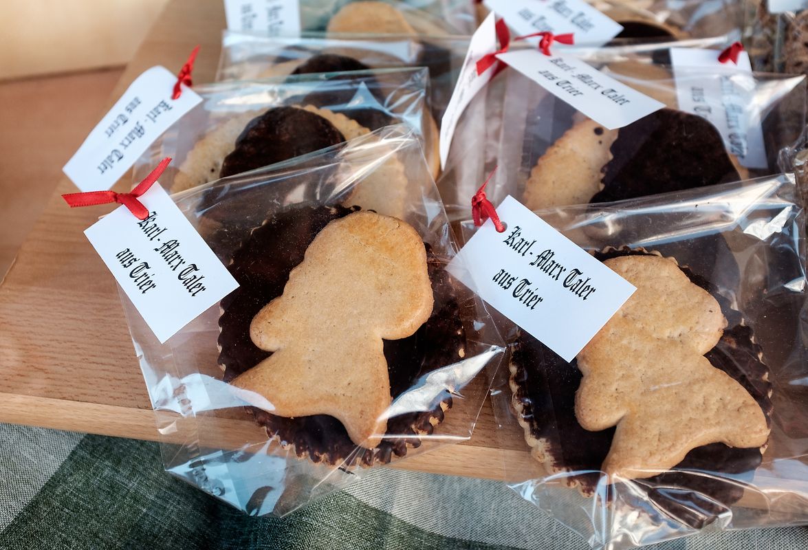 In Trier fanden am Samstag mehrere Demonstrationen statt. Die einen Teilnehmer waren für, die anderen gegen die Ehrung von Karl Marx. 