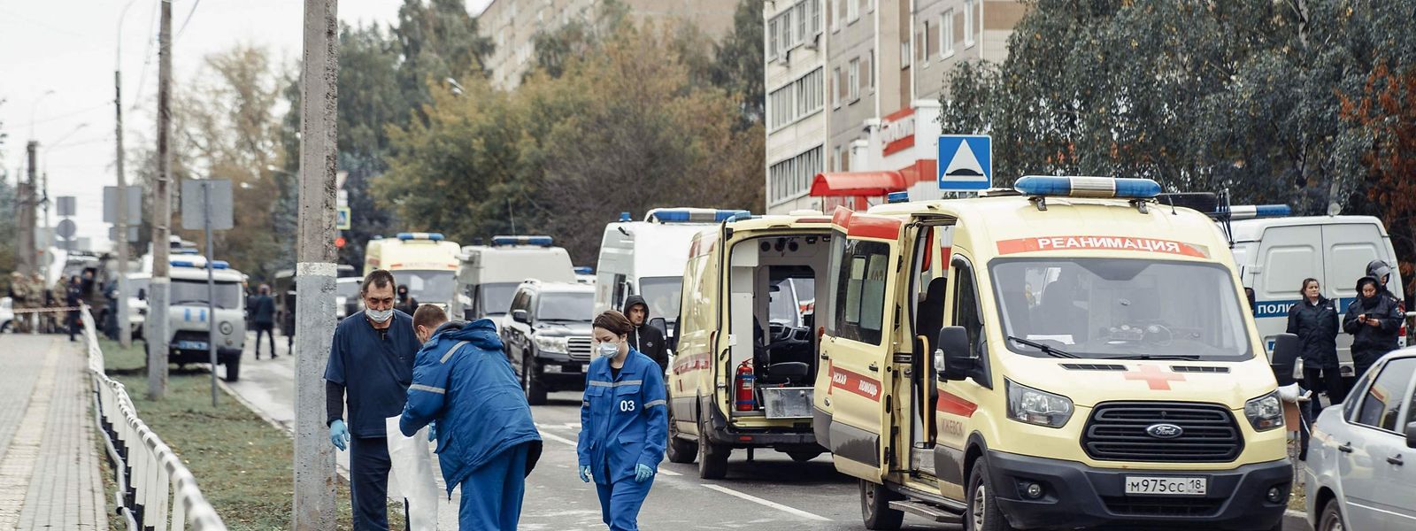De acordo com o Ministério da Saúde russo, "14 equipas de ambulância" também estão no local e "um grupo de médicos" deve ir a Izhevsk em breve "para ajudar as vítimas".