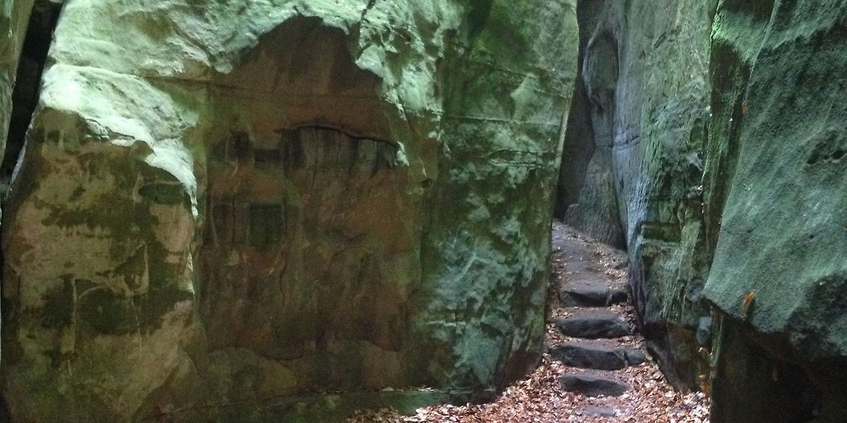 Auf dem "Mullerthal Trail" können die Wanderer durch die beeindruckenden Felsspalten wandern. 