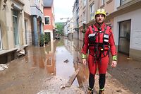 Rettungskräfte in Tauchanzügen versorgen die Anwohner / Foto: Volker BINGENHEIMER