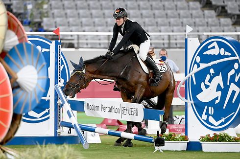 06.08.2021, Japan, Tokio: Moderner Fünfkampf: Olympia, Einzel, Frauen, Springreiten im Tokyo Stadium. Das Pferd Saint Boy von Annika Schleu aus Deutschland verweigert den Sprung. Foto: Marijan Murat/dpa +++ dpa-Bildfunk +++