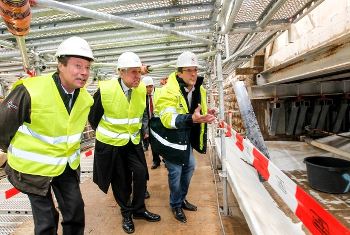 Großherzog Henri besichtigt die Sanierung des Pont Adolphe. 