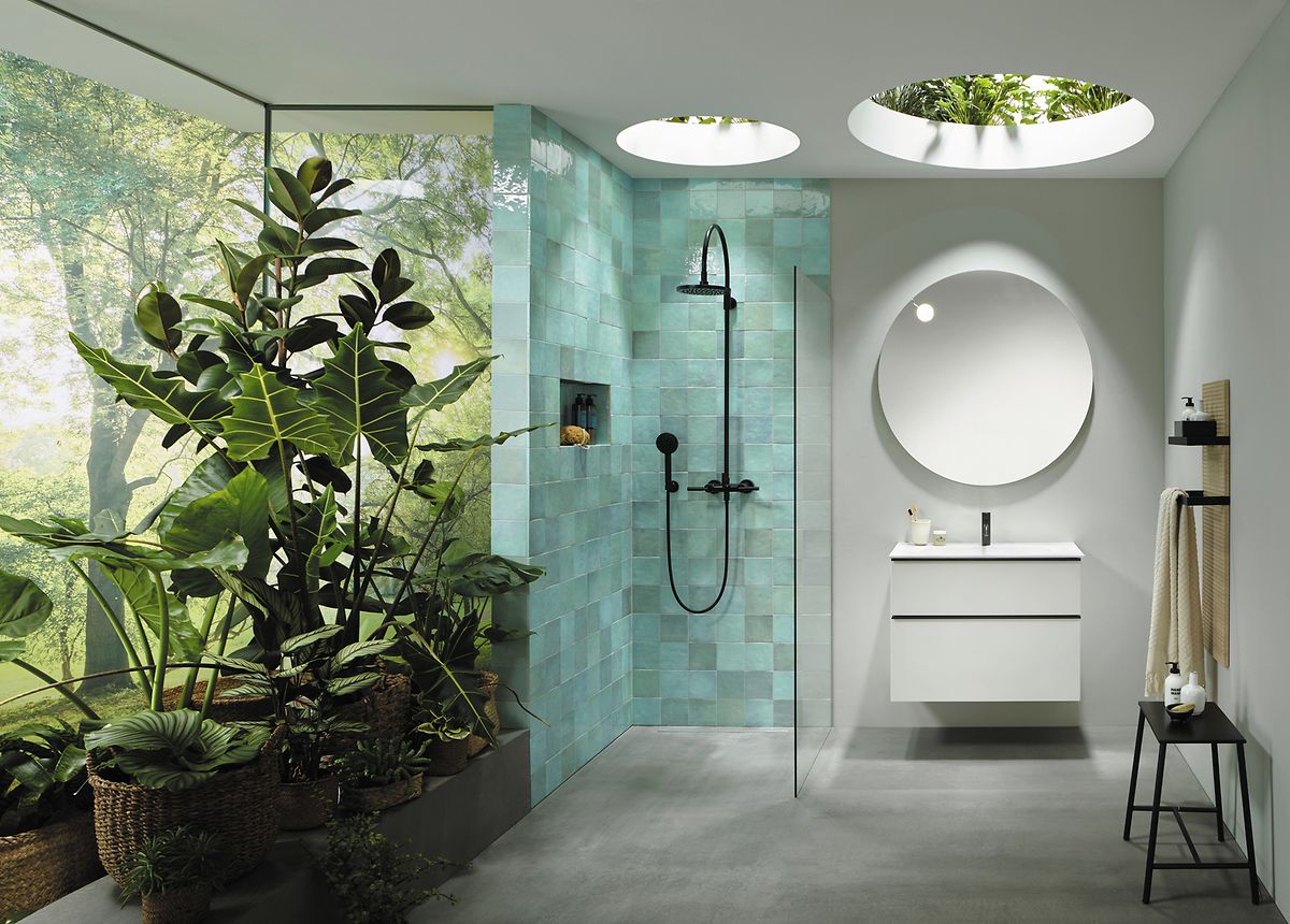 Wer genügend Platz in seinem Badezimmer hat, kann Pflanzen wählen, die ordentlich in die Höhe wachsen. Dafür braucht es aber auch ausreichend Tageslicht.