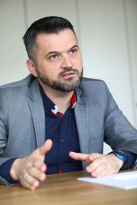 Faruk Licina: «Les imams sont exclusivement financés par des cotisations et des dons des membres de l'association qui les emploie».