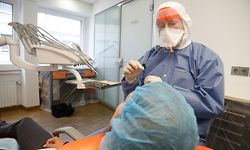 Lokales,  Illustration, Covid 19, Corona- Krise, Zahnarzt Dr. Carlo Ahlborn, Kontaktbeschränkung,  nachgestellte Scene Foto: Anouk Antony/Luxemburger Wort