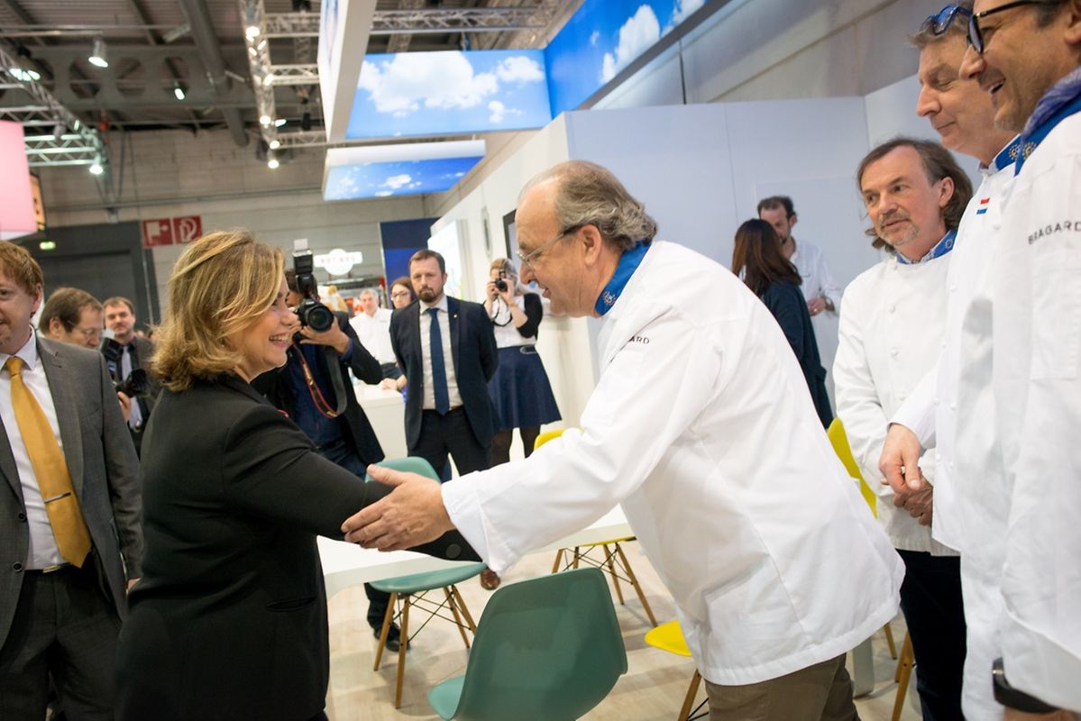 Auf dem Weg zu den Ausstellern: Das großherzogliche Paar auf Stippvisite auf der Frühjahrsmesse. 