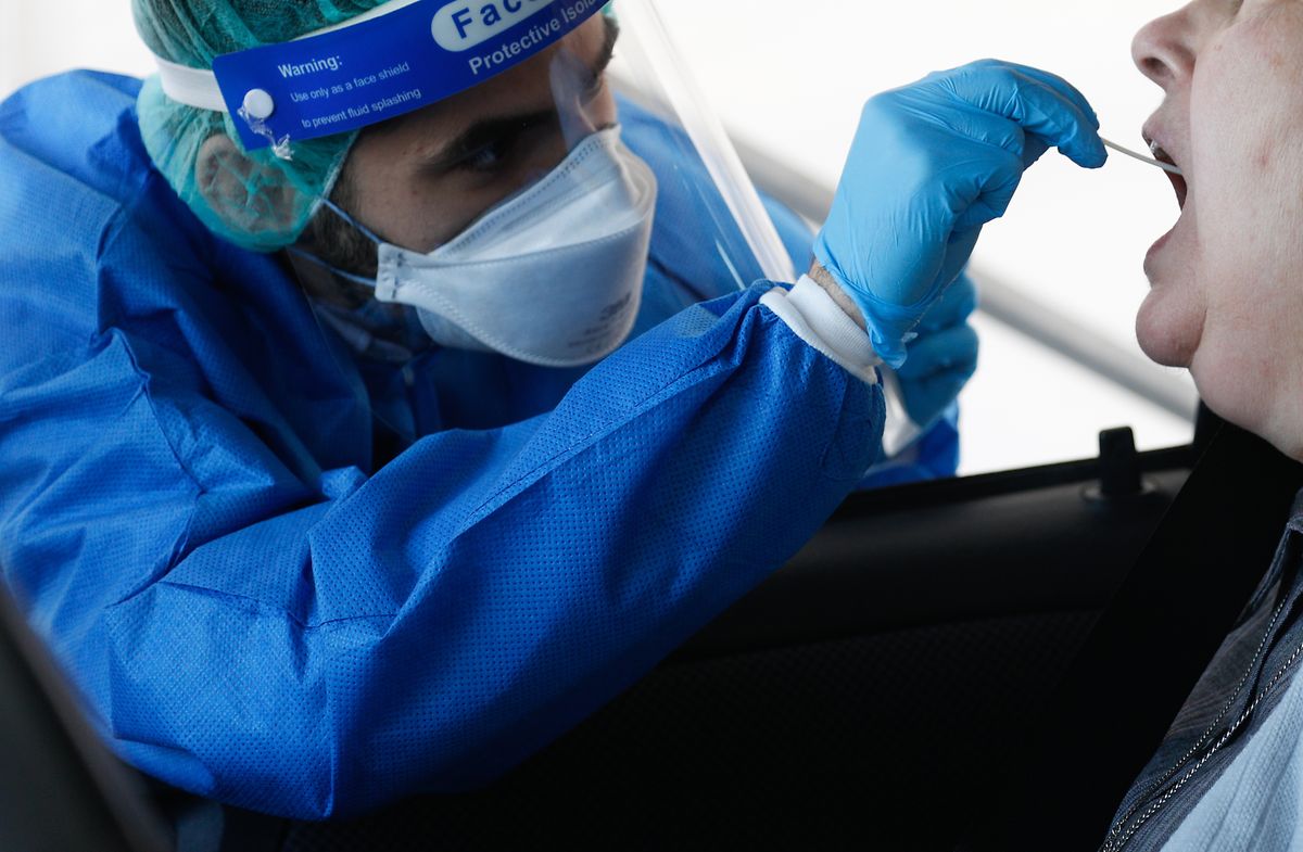 Der Test erfolgt per Rachenabstrich.