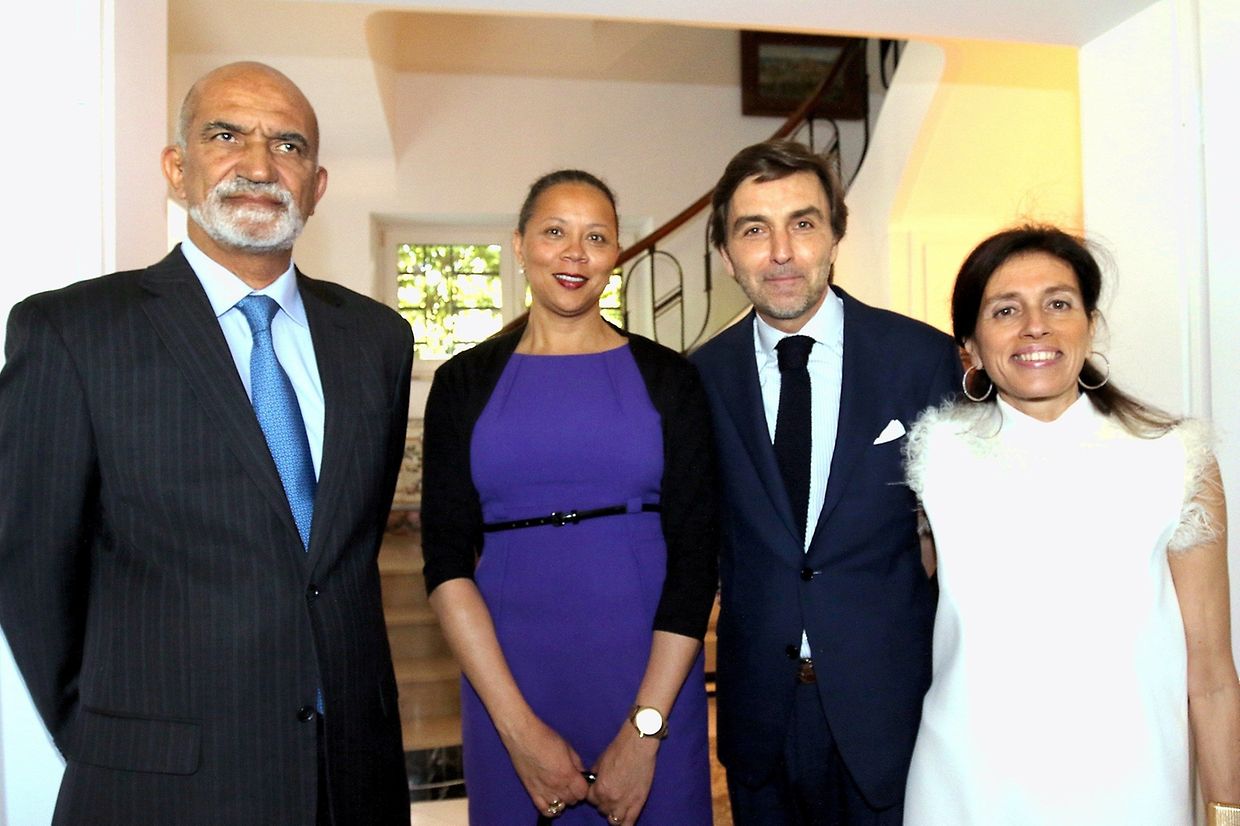 O embaixador de Portugal, a mulher, com a encarregada de Negócios da Embaixada de Cabo Verde no Luxemburgo, Clara Delgado
