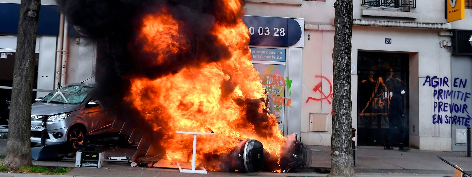 Brennende Autos, zerstörte Geschäfte: Unschöne Bilder am Rande der ansonsten friedlichen Maidemos in Paris. 