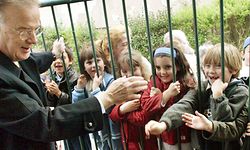 Jorge Sampaio durante a visita que hoje efetuou a Escola EB2/3 de Paranhos, no Porto em 2004.