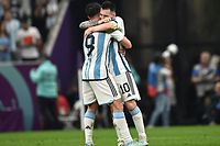 El delantero argentino #09 Julián Álvarez (L) celebra anotar el tercer gol de su equipo con el delantero argentino #10 Lionel Messi durante la semifinal de fútbol de la Copa Mundial Qatar 2022 entre Argentina y Croacia en el Estadio Lusail, al norte de Doha el 13 de diciembre.  2022. (Foto de Anne-Christine Boujoulet / AFP)