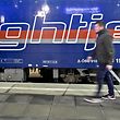 19.01.2020, Österreich, Wien: Ein Passagier geht im Rahmen der Premierenfahrt eines ÖBB-Nightjet von Wien nach Brüssel am Hauptbahnhof in Wien über den Bahnsteig. Bahnreisende können ab sofort im Schlafwagen auf der Strecke von Wien nach Brüssel reisen. Zwischen der österreichischen und der belgischen Hauptstadt sind Zwischenhalte unter anderem in Nürnberg, Frankfurt/Main (Süd) und Köln vorgesehen. Foto: Herbert Neubauer/APA/dpa +++ dpa-Bildfunk +++
