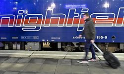 19.01.2020, Österreich, Wien: Ein Passagier geht im Rahmen der Premierenfahrt eines ÖBB-Nightjet von Wien nach Brüssel am Hauptbahnhof in Wien über den Bahnsteig. Bahnreisende können ab sofort im Schlafwagen auf der Strecke von Wien nach Brüssel reisen. Zwischen der österreichischen und der belgischen Hauptstadt sind Zwischenhalte unter anderem in Nürnberg, Frankfurt/Main (Süd) und Köln vorgesehen. Foto: Herbert Neubauer/APA/dpa +++ dpa-Bildfunk +++