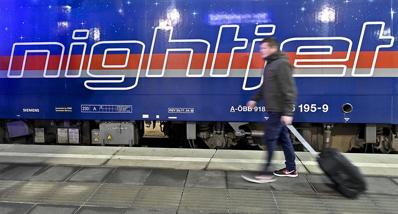 19.01.2020, Österreich, Wien: Ein Passagier geht im Rahmen der Premierenfahrt eines ÖBB-Nightjet von Wien nach Brüssel am Hauptbahnhof in Wien über den Bahnsteig. Bahnreisende können ab sofort im Schlafwagen auf der Strecke von Wien nach Brüssel reisen. Zwischen der österreichischen und der belgischen Hauptstadt sind Zwischenhalte unter anderem in Nürnberg, Frankfurt/Main (Süd) und Köln vorgesehen. Foto: Herbert Neubauer/APA/dpa +++ dpa-Bildfunk +++