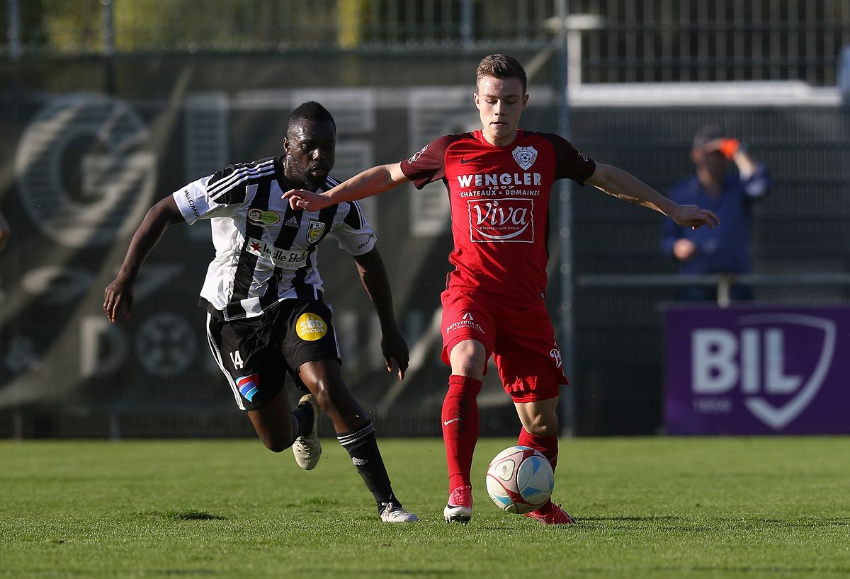Bei Rosports 3:1-Sieg gegen Jeunesse erzielte Daniel Kurz (r.), hier gegen Arsène Menessou, zwei Treffer.