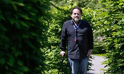 Fast zweieinhalb Jahre saß Davi Epifanio, 46 Jahre alt, quasi nur im  Rollstuhl. Heute schafft er es wieder, kurze Distanzen zu gehen. Den  Moment, als er erstmals wieder aufstand, wird er nie wieder vergessen: „Es war genial. Wir haben es sogar gefilmt.“