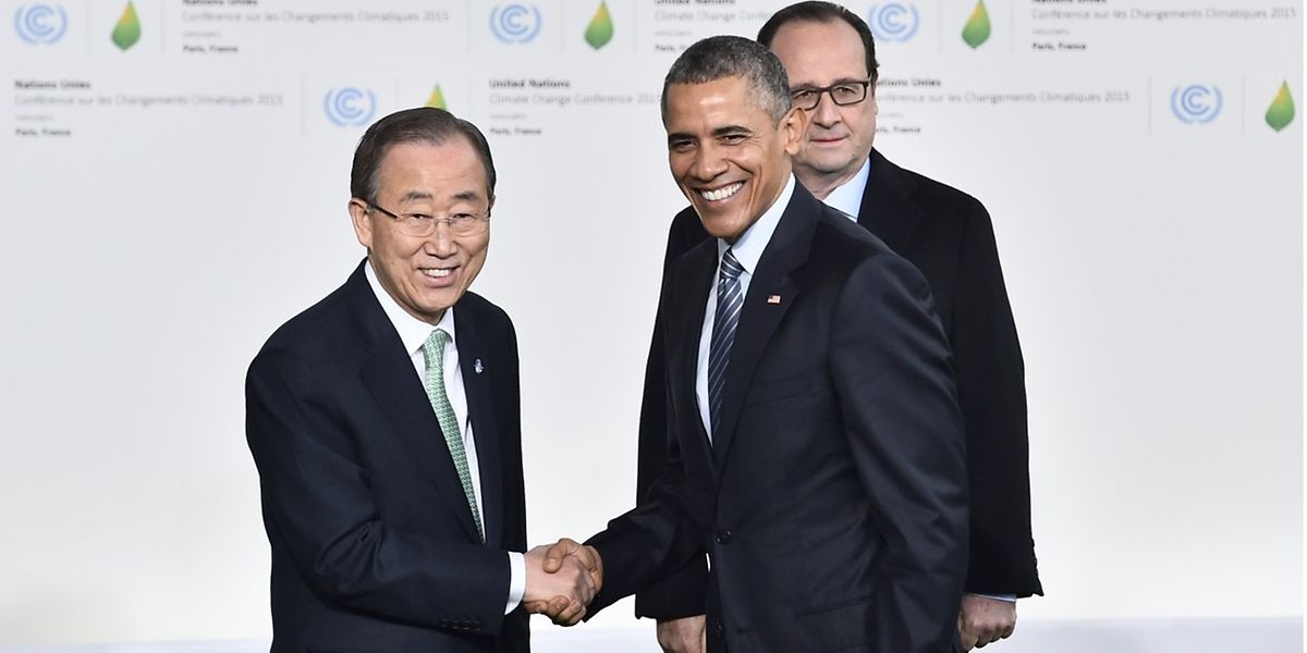 Le Secrétaire général des Nations-Unis, Ban Ki-moon, serre la main du président américain, Barack Obama, sous l'oeil de François Hollande qui a accueilli les participants à la COP21.