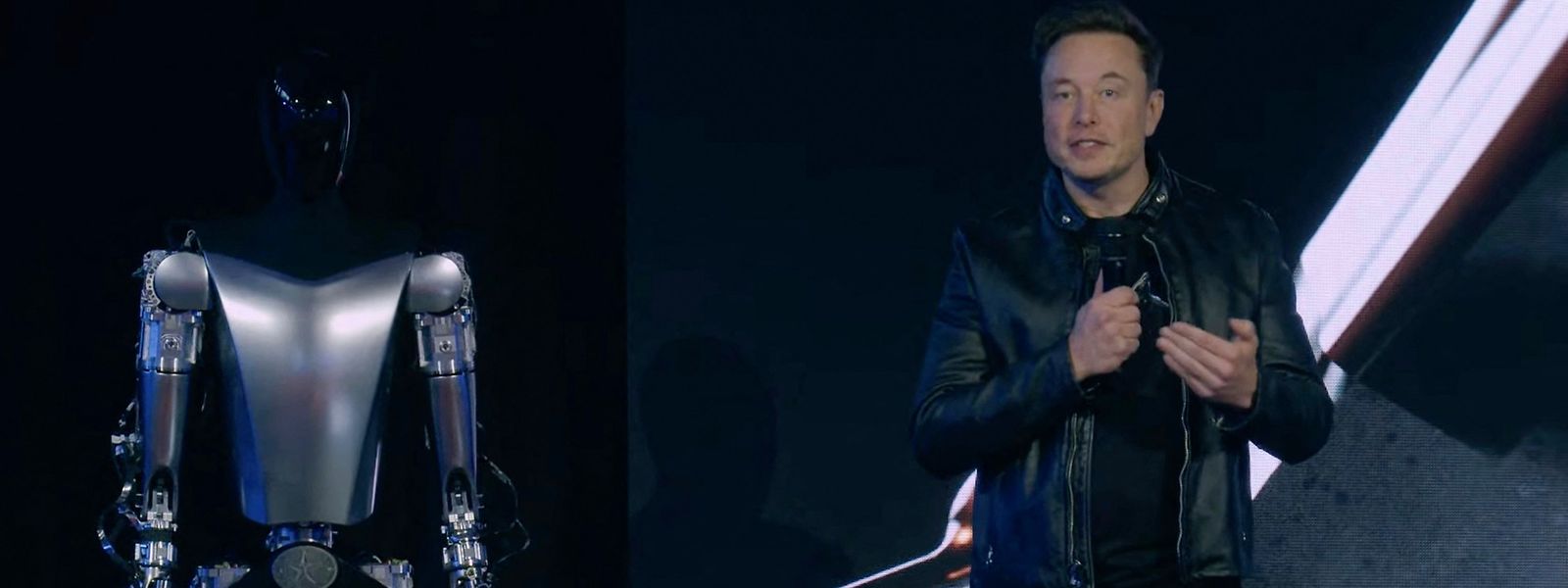 Elon Musk auf der Bühne neben dem humanoiden Roboter Optimus in Palo Alto: Millionen davon sollen gebaut werden, so Musk.