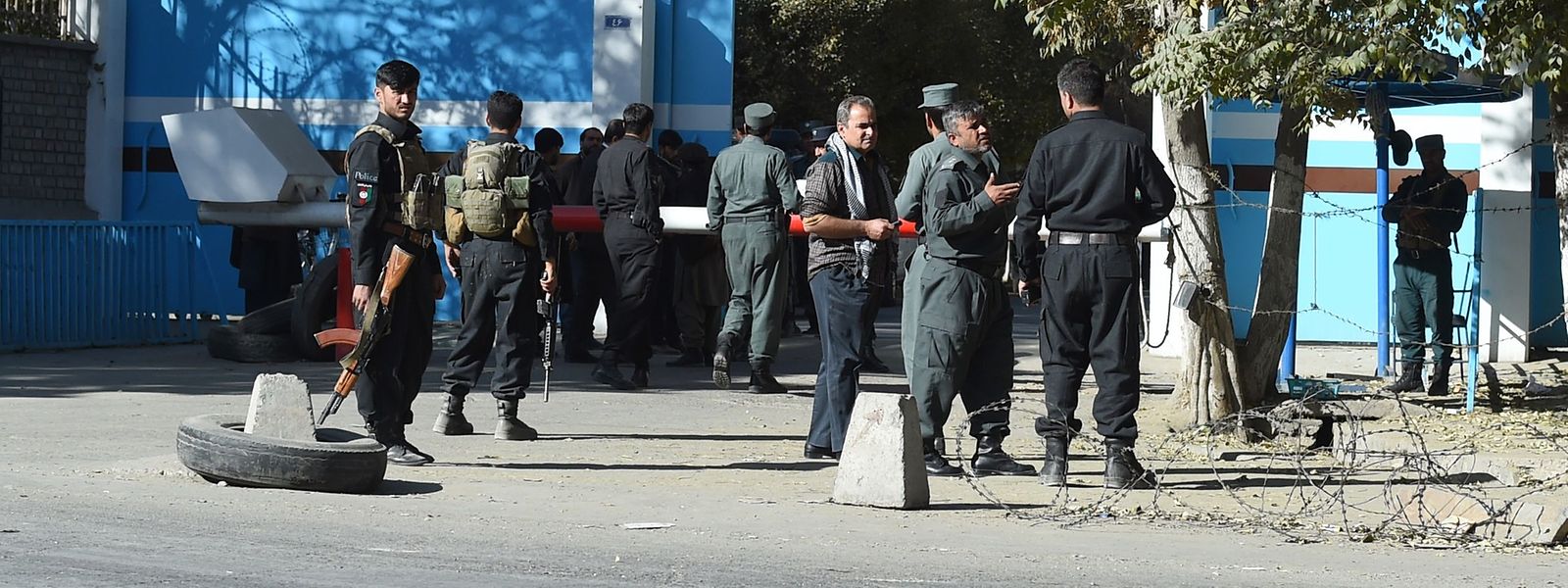 Polizisten riegelten am Montag das Universitätsgebäude in Kabul ab.