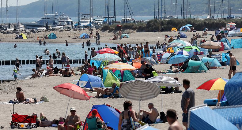 17.06.2021, Mecklenburg-Vorpommern, Kühlungsborn: Urlauber genießen das warme Sommerwetter an der Ostsee. Foto: Bernd Wüstneck/dpa-Zentralbild/dpa +++ dpa-Bildfunk +++
