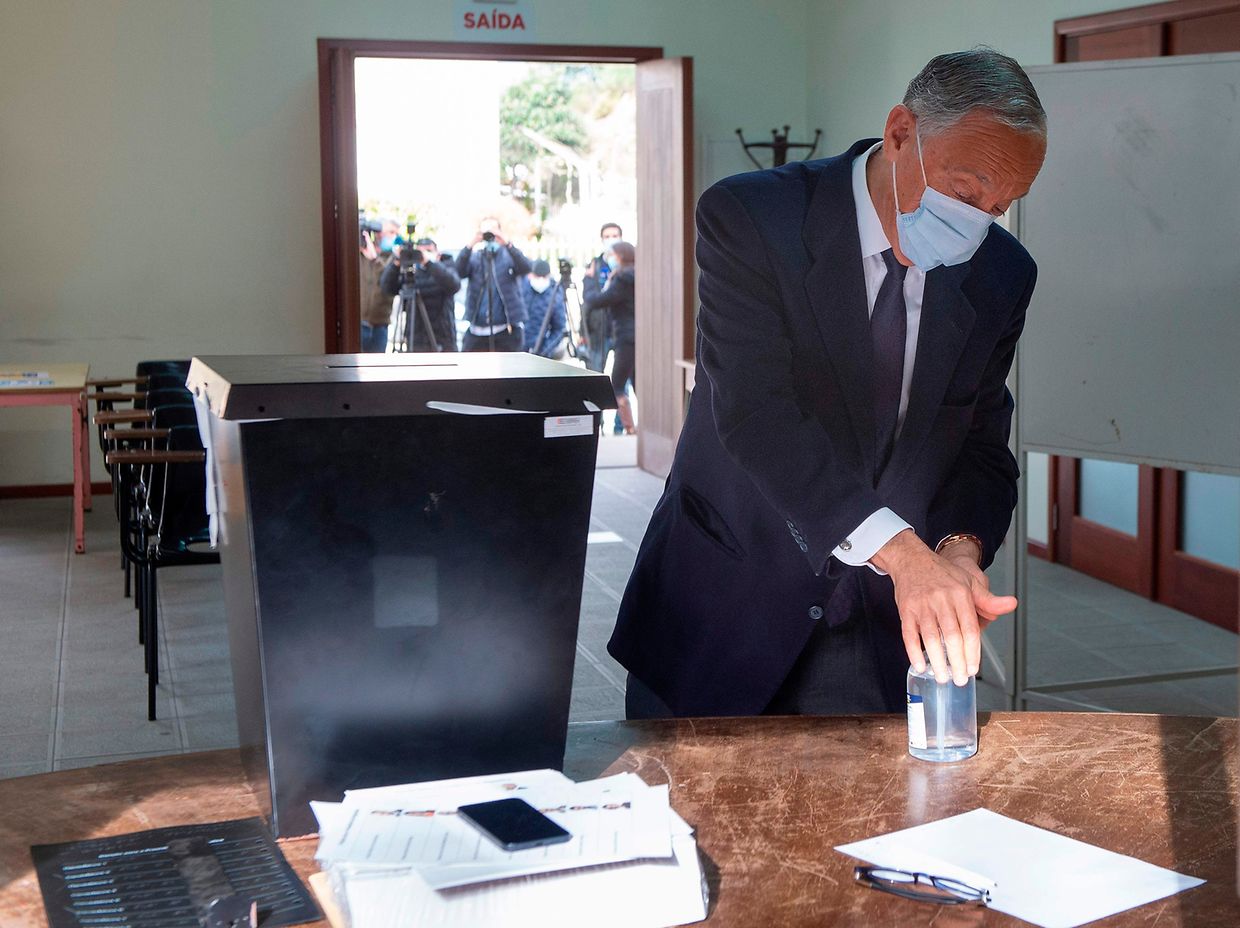 O atual Presidente e também candidato Marcelo Rebelo de Sousa desinfeta as mãos após colocar o boletim do voto na urna, em Lisboa.