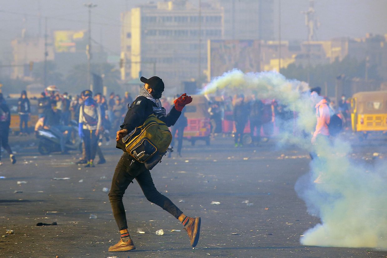 Regierungskritische Demonstranten bei Straßenkämpfen in Baghdad.