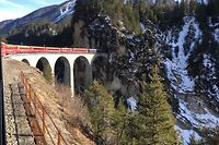 Der Landwasserviadukt bei Filisur ist weltweit ein Begriff. Die Konstruktion stammt aus dem Jahr 1901 und wurde ohne Gerüst gebaut, mit Hilfe zweier Kräne. Der Viadukt ist eines der Wahrzeichen der Rhätischen Bahn.